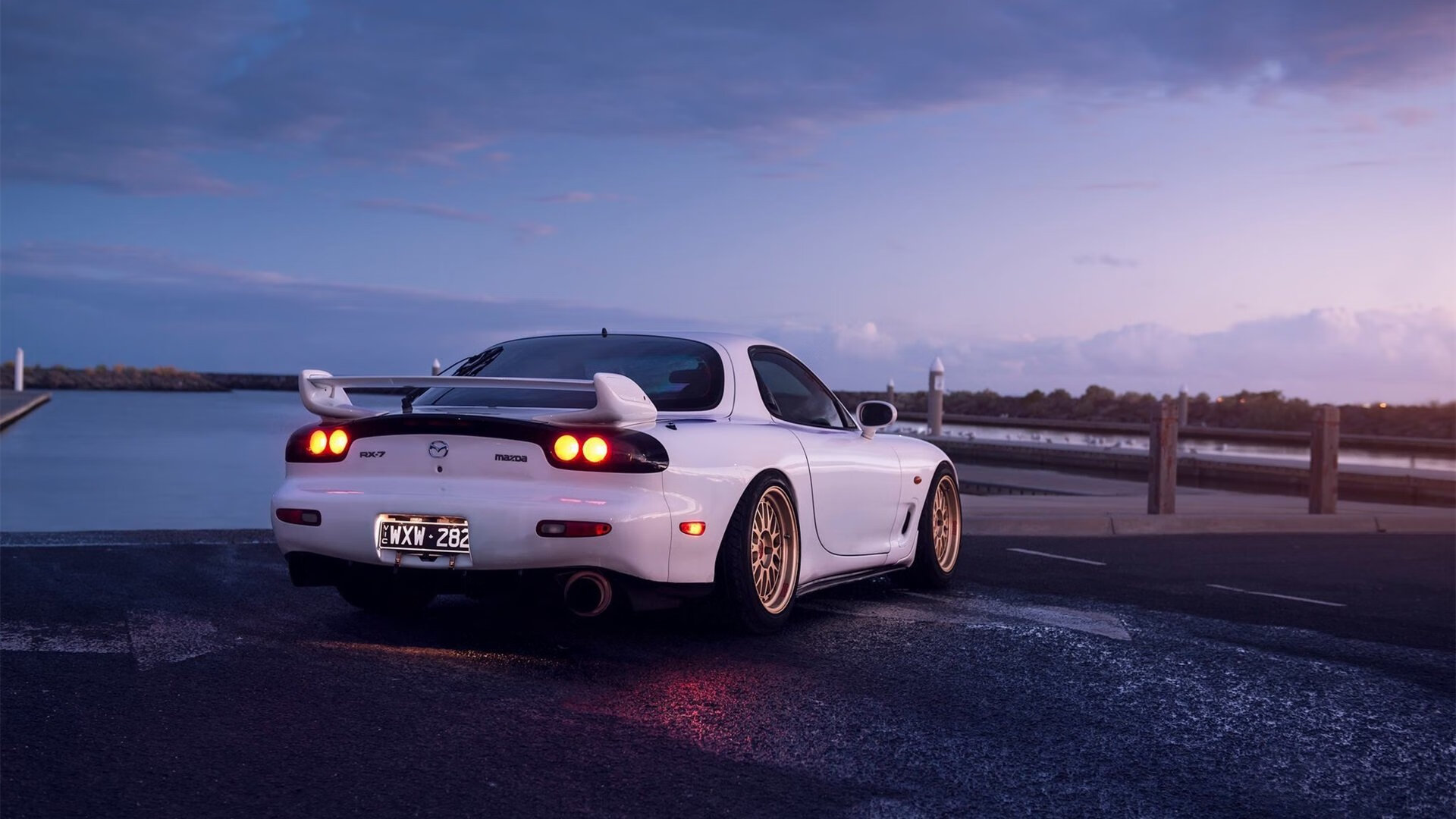 看到您给出的关键词组合，我意识到这可能是一个富有创意的命题。我将基于这些元素，构建一个合理且充满故事性的足球世界片段，力求让文章独一无二